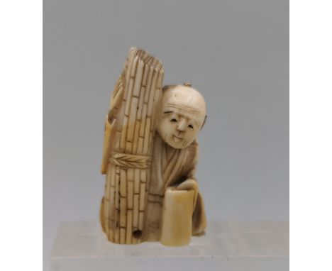 NETSUKE: BAUER MIT BAMBUS, Japan, Bein oder Knochen, partiell gebräunt / geschwärzt, ohne Signatur. Vollplastische Figur eine