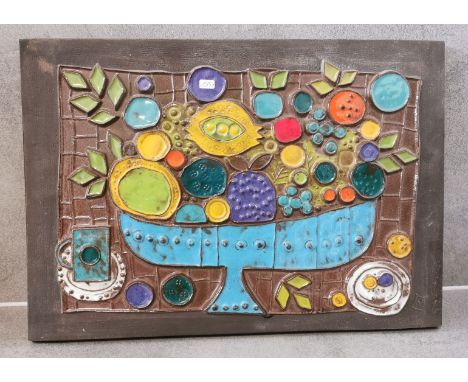 ROSENTHAL KERAMIKRELIEF, brauner Scherben, partiell polychrom glasiert: Relief mit einem Stillleben mit einer Schale mit Früc
