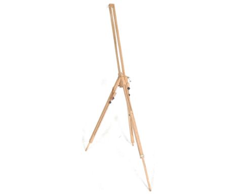 A vintage retro 20th century oak adjustable artists easel by Daler &amp; Rowney. The artists tripod being fully adjustable an