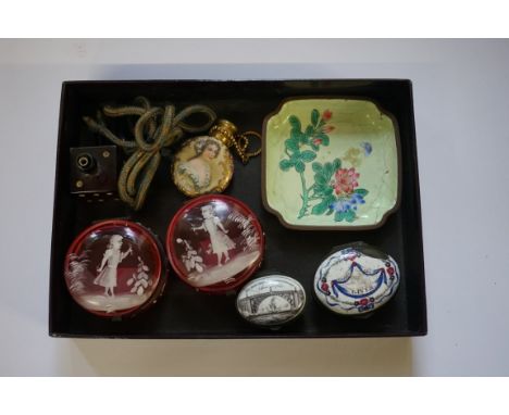 A mixed lot, comprising: two Georgian enamel boxes, one decorated with the Iron Bridge, Coalbrookdale, 4.5cm wide; a pair of 