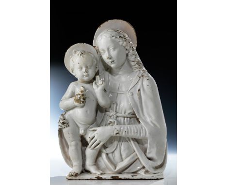 Della Robbia-WerkstattGLASIERTE TERRAKOTTABÜSTE „MADONNA MIT DEM KIND“ Höhe: 53 cm.Breite: 73 cm.Tiefe: ca. 11 cm.Florenz.In 