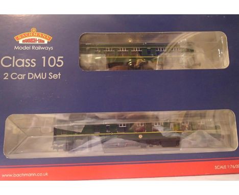 Bachmann 31-326 class 105 DMU Green with speed whiskers on power car. No paperwork, box has storage wear. P&amp;P Group 1 (£1