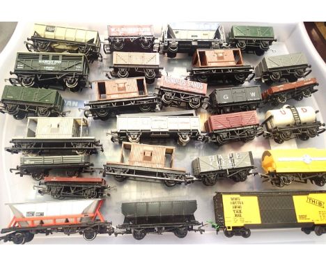 Twenty five assorted OO scale wagons, various makes and types, mostly good condition and unboxed. P&amp;P Group 1 (£14+VAT fo