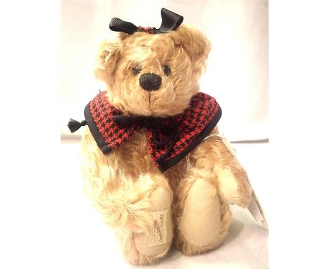 Deans bear Sadie by Barbara Sixby with certificate, H: 30 cm. P&amp;P Group 1 (£14+VAT for the first lot and £1+VAT for subse