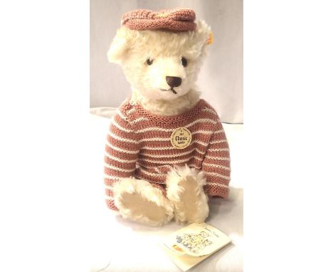 Steiff Bears, replica 1907 Classic Bear, H: 33 cm. P&amp;P Group 1 (£14+VAT for the first lot and £1+VAT for subsequent lots)