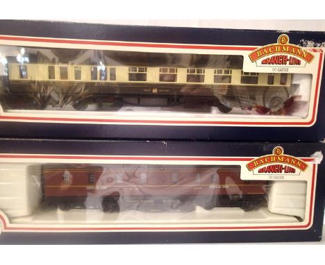 Two Bachmann coaches: GWR Collett chocolate/crea, KMS: 50ft Full Parcels maroon. Both in very good condition, boxes with wear