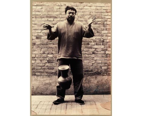 Ai WEIWEI (Né en 1957) Dropping a Han Dynasty Urn. Tirage argentique dédicacé en bas à droite au crayon par l’artiste Cachet 