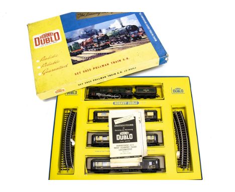 A Boxed Hornby-Dublo 00 gauge 2-rail ref 2035 BR (SR) Pullman Train Set, containing rebuilt Bulleid pacific 4-6-2 locomotive 