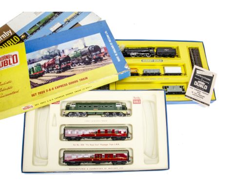 Boxed Hornby-Dublo 00 gauge 2-rail ref 2024 and 2034 Train Sets, no 2024 'Express Goods' with black '8F' 2-8-0 locomotive and