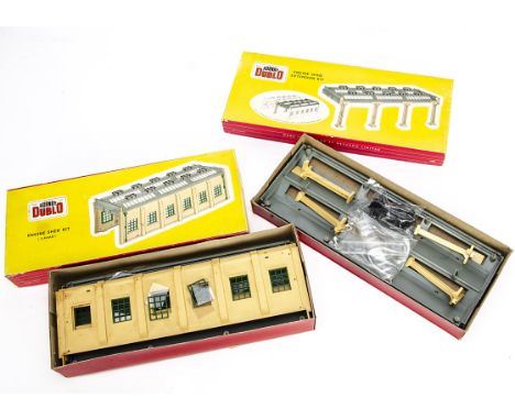 Boxed Hornby-Dublo 00 gauge ref 5005 Engine Shed and 5006 Extension, both in picture boxes, the main shed 5006 G, sidewalls g