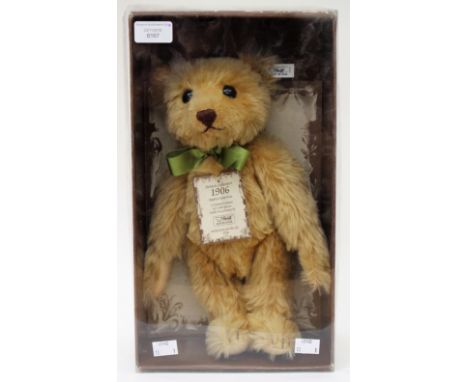 Steiff: A boxed Steiff British Collector's 1906 Replica teddy bear, 33cm, limited edition 1,695 of 3,000 pieces, '406096', co