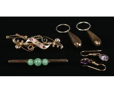 A collection of 9ct Gold and yellow metal jewellery. Comprising of 9ct Gold garnet and diamond brooch with Chester hallmark, 