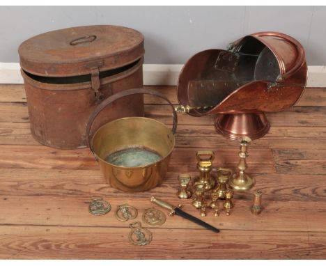 A quantity of metalwares to include large copper coal scuttle, brass jam pan, brass weights, brass candle stick, large metal 