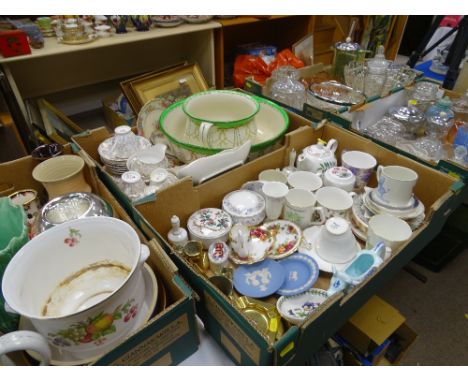 AN ARRAY OF COLLECTABLE POTTERY, PORCELAIN AND GLASSWARE including Chintz, Masons, Royal Worcester and Portmeirion with press