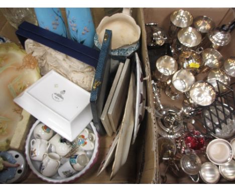 A BOX OF ASSORTED CHINA AND GLASSWARE including Goss, boxed Worcester plates, a pair of milk glass vases and a box of mixed e