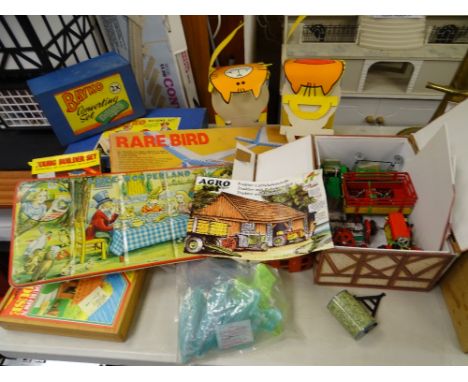A QUANTITY OF VINTAGE TOYS AND GAMES to include an Alice in Wonderland paint set, Bayko and other builder sets, water pistols