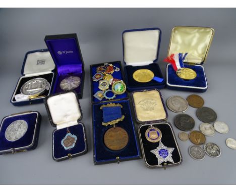 A COLLECTION OF VINTAGE AND LATER MEDALLIONS, enamel badges and a small quantity of vintage coinage, hallmarked examples incl
