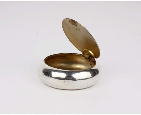 A Victorian sterling silver snuff box with squeeze release by Deakin &amp; Francis, Birmingham 1905. 