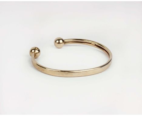 A 9ct gold bangle, 4.2g 