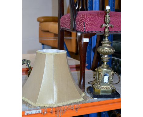 A HEAVY GILT FINISHED TABLE LAMP ON MARBLE BASE WITH SHADE     