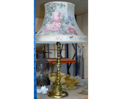 A LARGE BRASS TWIST COLUMN TABLE LAMP WITH SHADE     