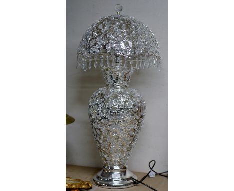 A LARGE DECORATIVE TABLE LAMP WITH REVOLVING SHADE     