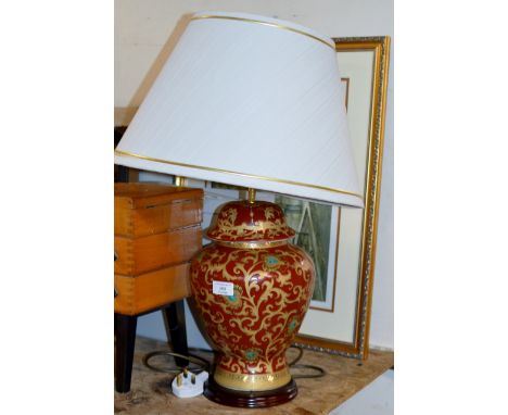 AN ORIENTAL STYLE TABLE LAMP WITH SHADE, A PAPER SHREDDER &amp; A GILT FRAMED PRINT     