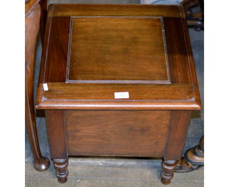 A VICTORIAN MAHOGANY COMMODE     