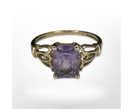 A 9ct yellow gold amethyst ring, size N/O CONDITION REPORT: 1.9g.