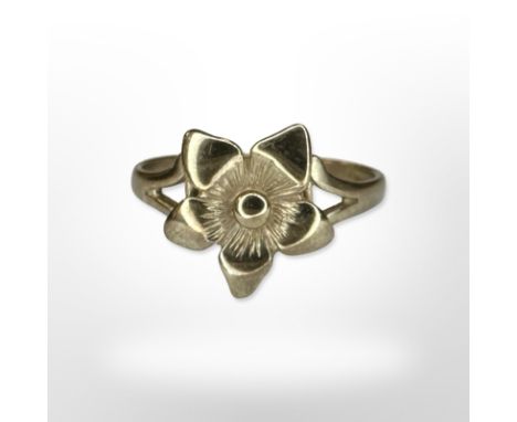 A 9ct yellow gold floral shape ring, size O CONDITION REPORT: 2g.