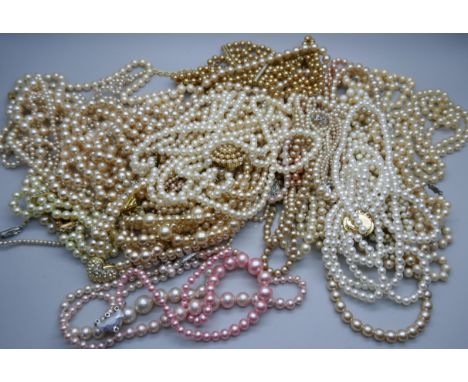 A collection of faux pearl jewellery 
