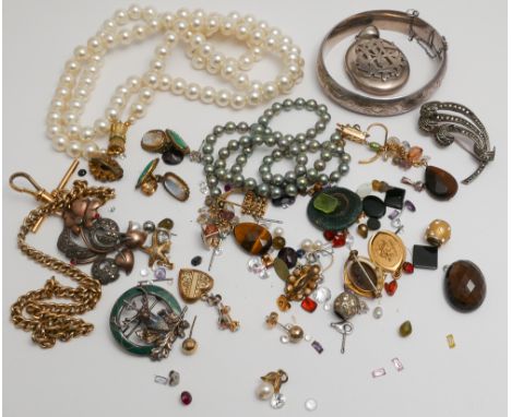 Collection of assorted jewellery to include silver lockets, freshwater pearls, ear studs, silver bangle etc. 