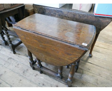 2'6 oval oak gate leg table on turned legs 