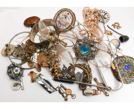 Victorian and later costume jewellery, paste brooches, faux pearls, vintage spectacles, etc.