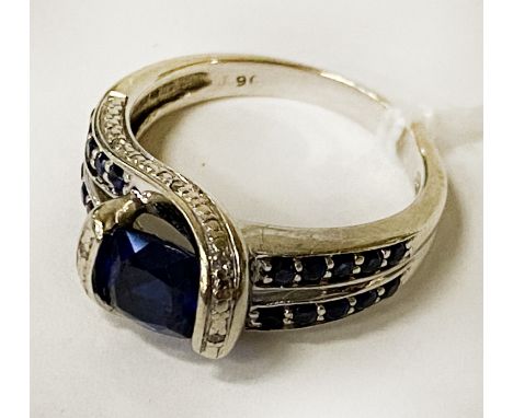 9CT WHITE GOLD DIAMOND &amp; SAPPHIRE RING SIZE J/K 4.7 GRAMS APPROX