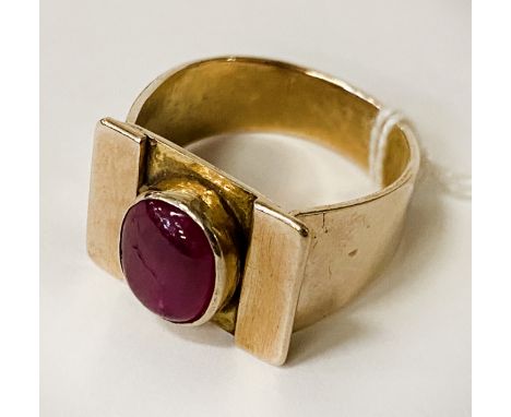 14CT GOLD RUBY CABACHON RING SIZE S - 9 GRAMS APPROX