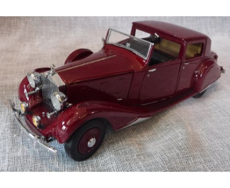 THE DANBURY MINT: A 1938 ROLLS ROYCE PHANTOM III LARGE SCALE MODEL in maroon (boxed with packaging)