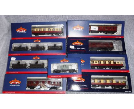 BACHMANN MODEL RAILWAYS: A COLLECTION OF 00 GAUGE COACHES, wagons and rolling stock (all boxed) (9)