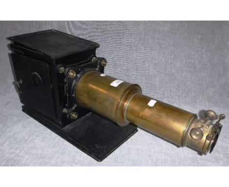 AN EARLY 20TH CENTURY MAGIC LANTERN