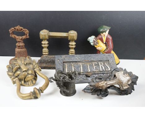 Mixed metalware to include a brass lion door knocker, cast iron bell doorstop, cat iron doorstop modelled as a golfer, letter