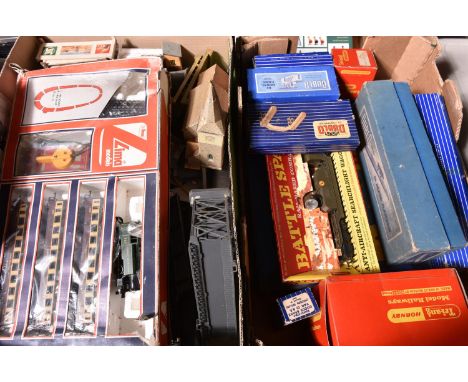 Quantity of Hornby Dublo and Tri-ang Railways model railway. Hornby Dublo- a 2-6-4 Tank Goods Train Set (EDG18) comprising RN