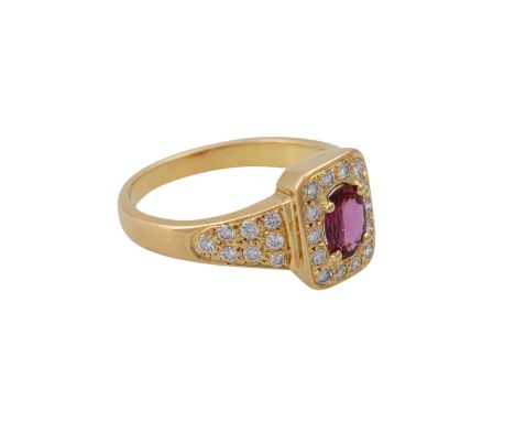   Ring mit Rubin und Brillanten zus. ca. 0,3 ct,  ca. LGW (I-J)/VS, Rubin ca. 0,45 ct, GG 18K, 4,6 gr, RW: 56, leichte Trages