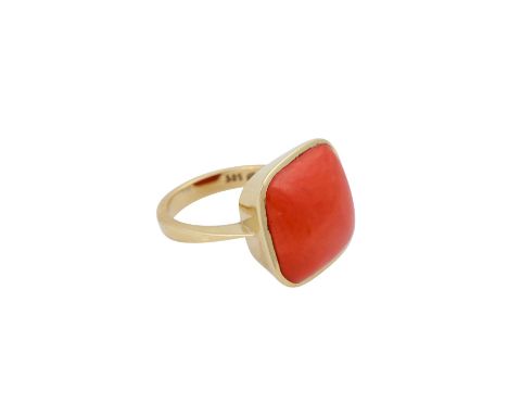   Ring mit Korallencabochon,  ca. 15x15 mm, GG 14K, RW: 54, 2. Hälfte 20. Jh., minimale Tragespuren, Herstellermarke "JB". IM