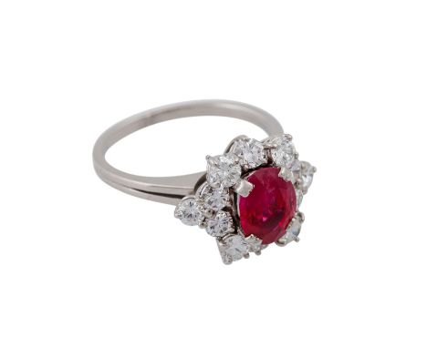   Ring mit Rubin, entouriert von 12 Brillanten, zus. ca. 1,2 ct,  WEISS-LGW (H-I)/VS, Rubin ca. 1,5 ct, WG 18K, RW: 55, 20. J