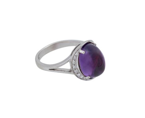   Ring mit Amethyst- Cabochon  und seitlich kleine Diamanten zus. ca. 0,15 ct, gute Farbe und Reinheit. WG 18K, 6,3 g. RW: 56