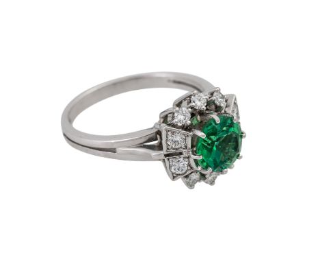   Ring mit grünem Turmalin und 10 Brillanten, zus. ca. 0,2 ct,  ca. WEISS-LGW (H-J)/VS, Turm. (Verdelith) ca. 1,1 ct von fein