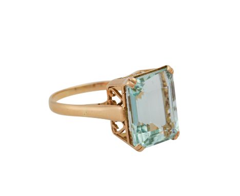   Ring mit Aquamarin von ca. 8,5 ct  im Smaragdschliff, GG 18K, 5,3 g, RW: 58, 2. H. 20. Jh., Tragespuren, Handarbeit.  Ring 