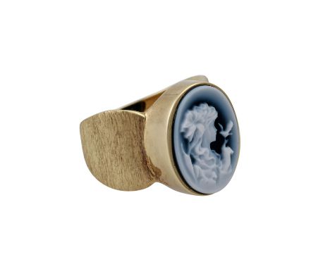   Ring mit Lagensteinkamee,  "Mädchenprofil mit Vögelchen", gefasst in GG 14K, 9,4 g, RW: 57, 20./21. Jh., guter Erhalt.  Rin