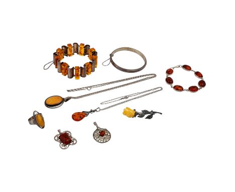   Schmuckkonvolut 9-teilig,  Silber, 100 g, Händlerkonvolut bestehend aus 1 Ring, 2 Armbändern, 1 Brosche, 1 Armreif, 2 Anhän