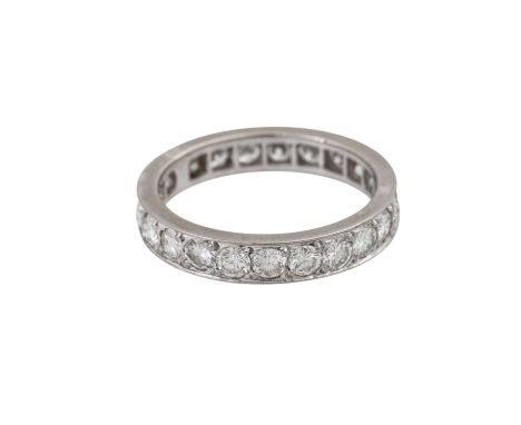   Memoirering mit Brillanten, zus. ca. 1,8 ct,  ca. WEISS (H)/VS, WG 14K, 3,5 g, RW: 55, 2. H. 20. Jh., Tragespuren.  Memoire